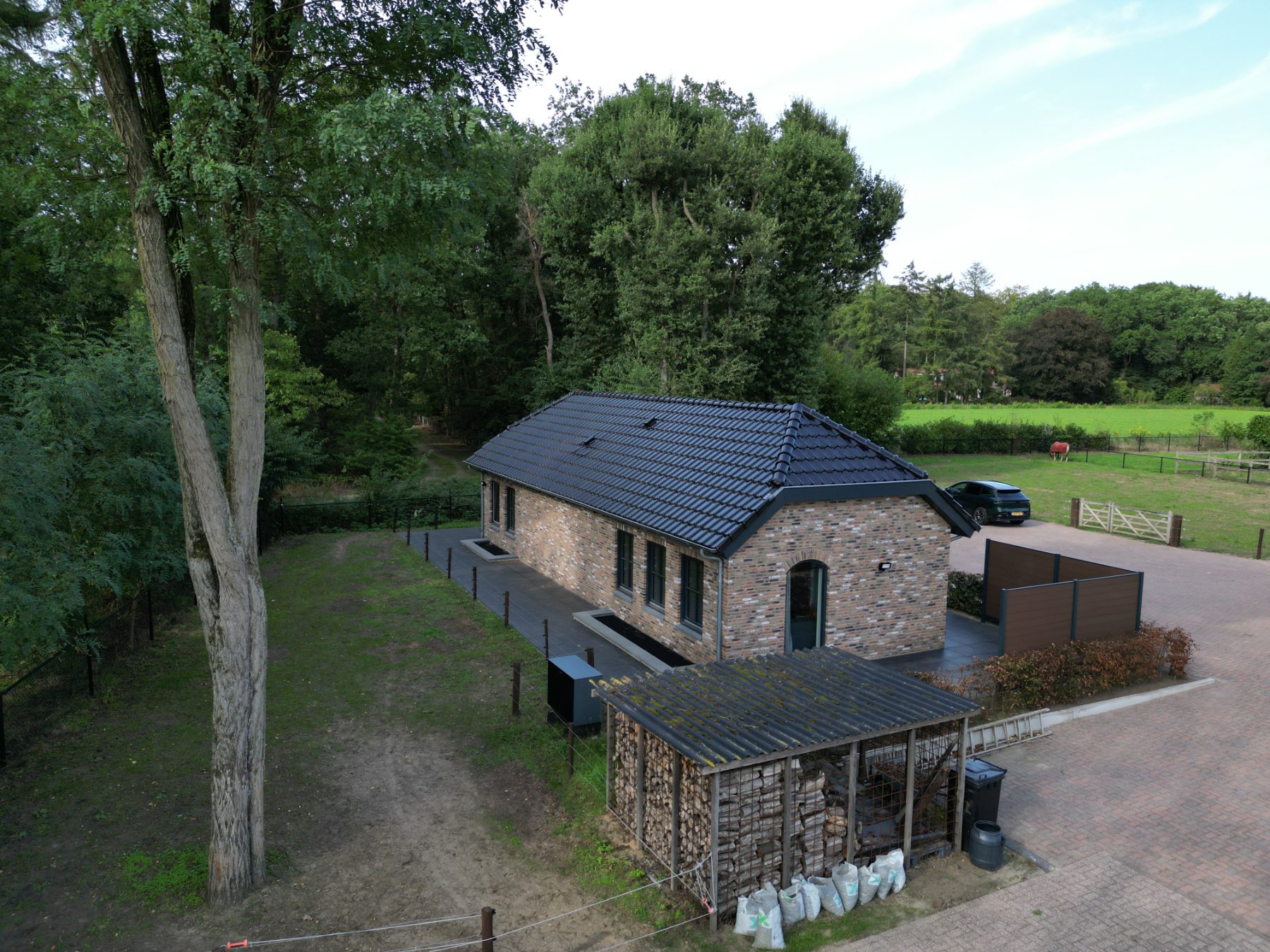 Het erf van Klein Kolthoorn tussen het bos