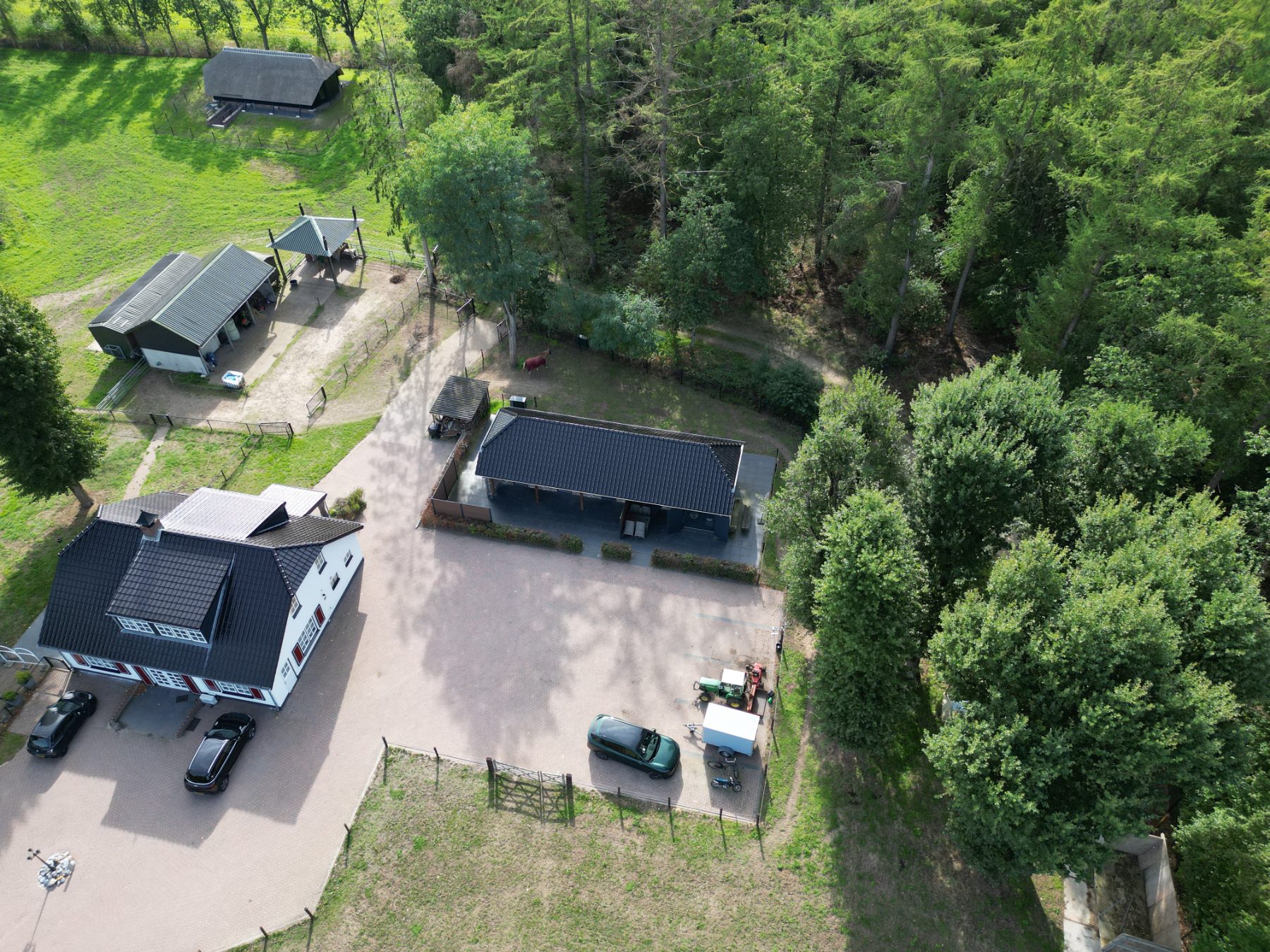 Het erf met het huis en de schuur vanuit de lucht