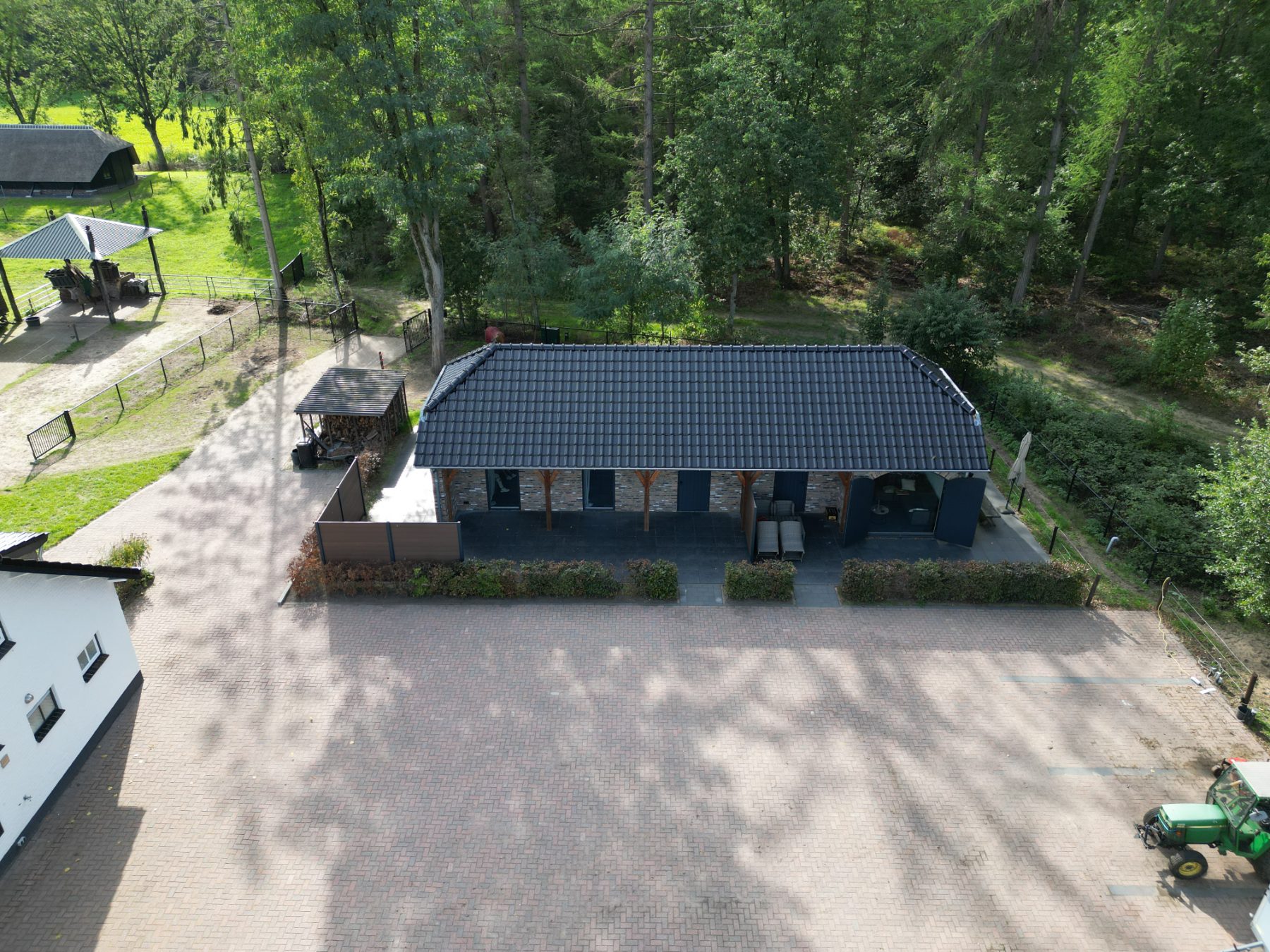 De kopgevel met terras en weiland